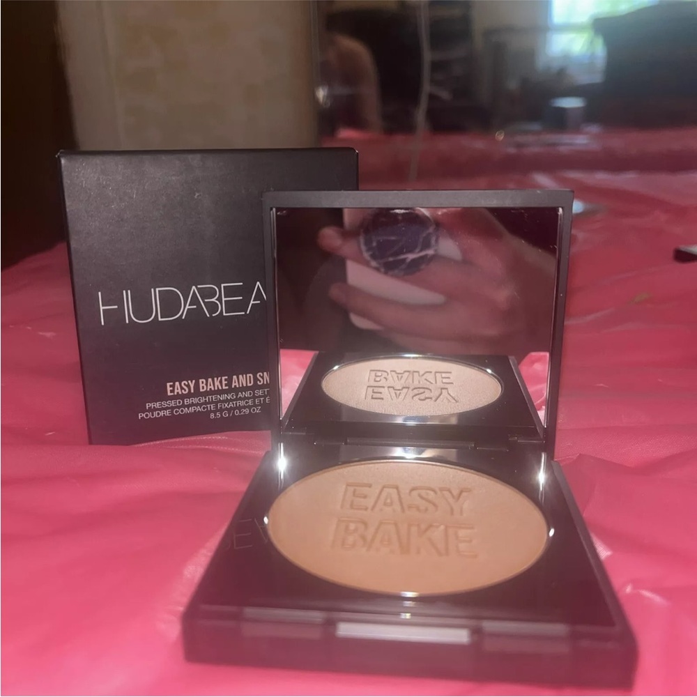 Huda Beauty Easy Bake and Snatch Coffee Cake Brightening Setting Powder Pressed